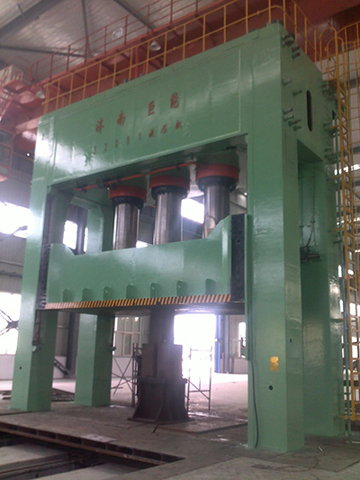 河南神(shén)州重型封頭(tóu)3200T球罐片液壓(ya)機