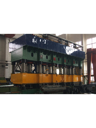 一(yi)汽青島(dao)汽車縱(zong)梁液壓(yā)機